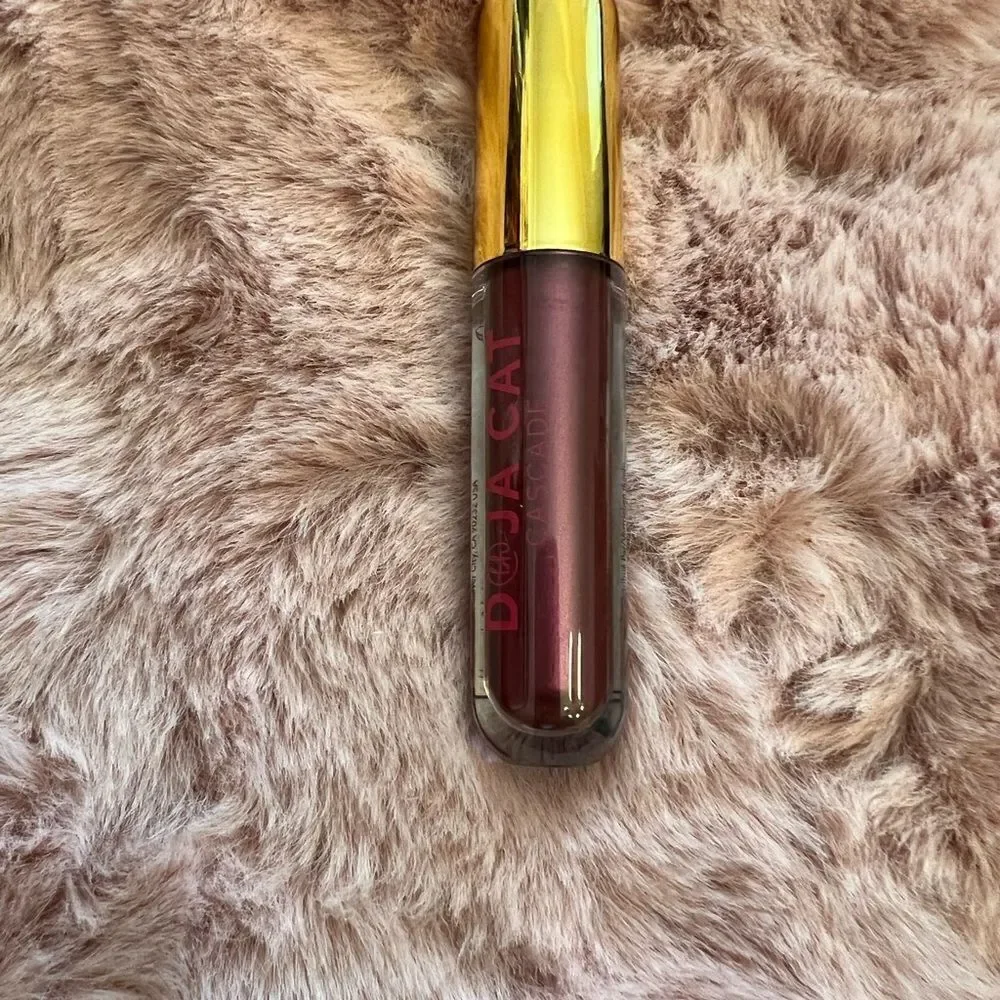 BH COSMETICS X DOJA CAT CASCADE LIQUID EYESHADOW. Berry.